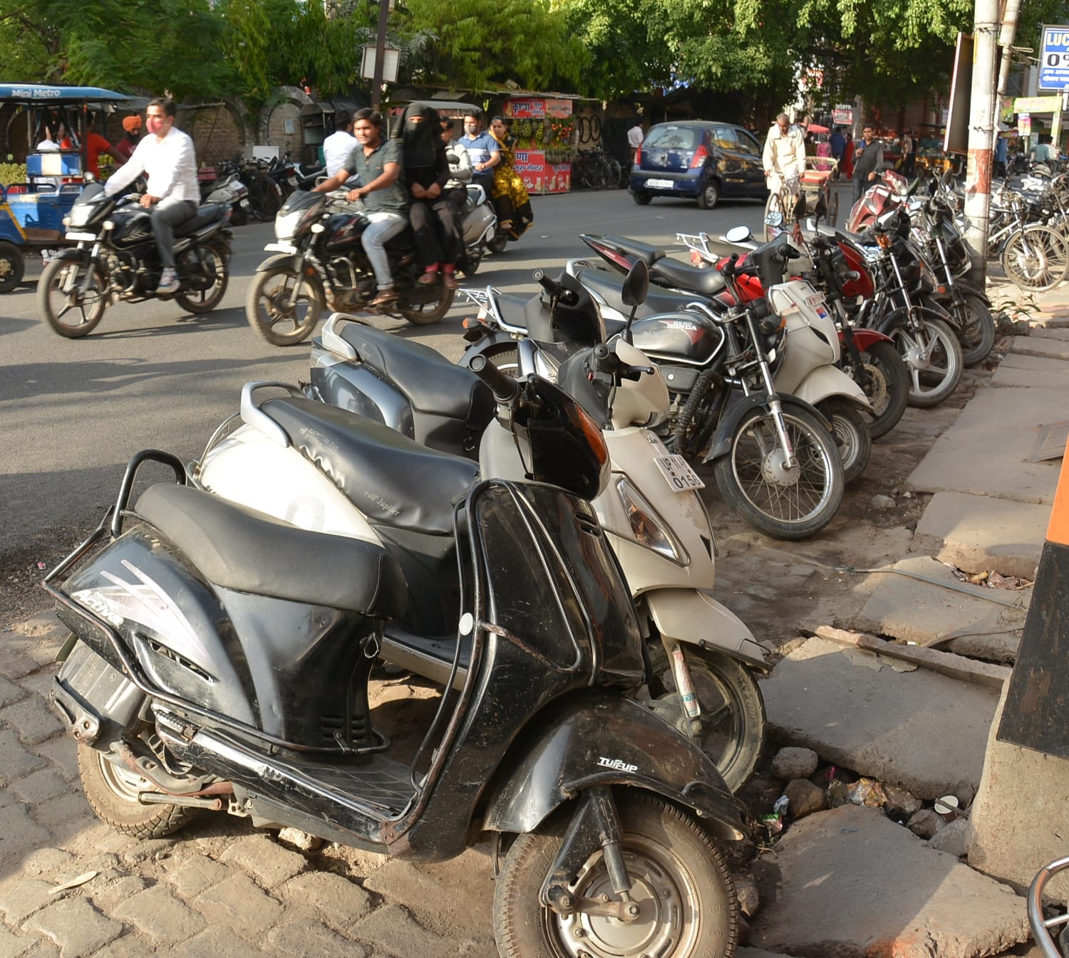टाउनहाल रोड पर सड़क के किनारे की गई वाहनों की पार्किंग। टाउनहाल रोड पर सड़क के किनारे की गई वाहनों की पार्किंग।