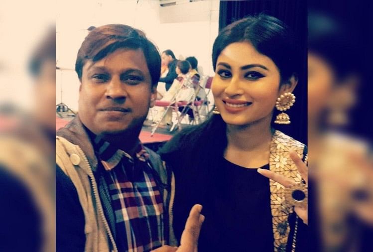 मौनी रॉय के मैनेजर रहे संतोष गुप्ता को लोग समझ बैठे फिल्ममेकर, पत्नी-बेटी आत्मदाह मामले के बाद किए सैकड़ों कॉल - Entertainment News: Amar Ujala