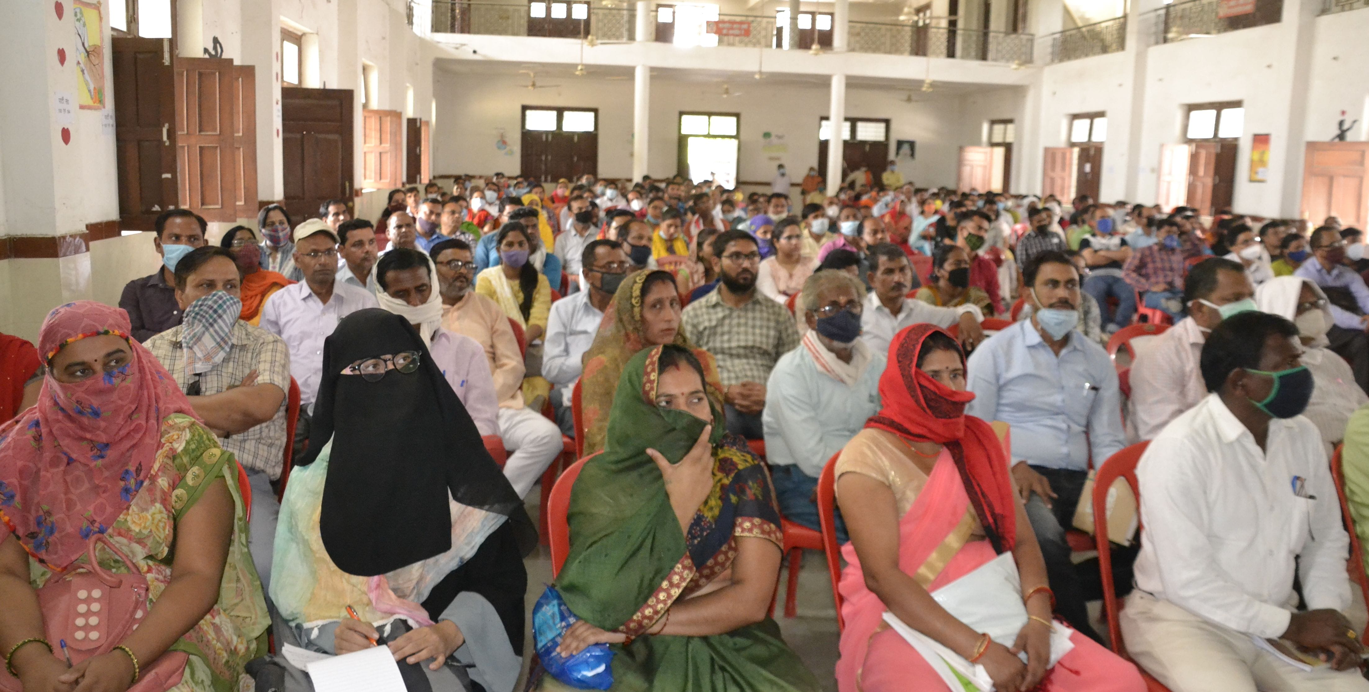 प्रशिक्षण में मौजूद मतदान कार्मिक। प्रशिक्षण में मौजूद मतदान कार्मिक।