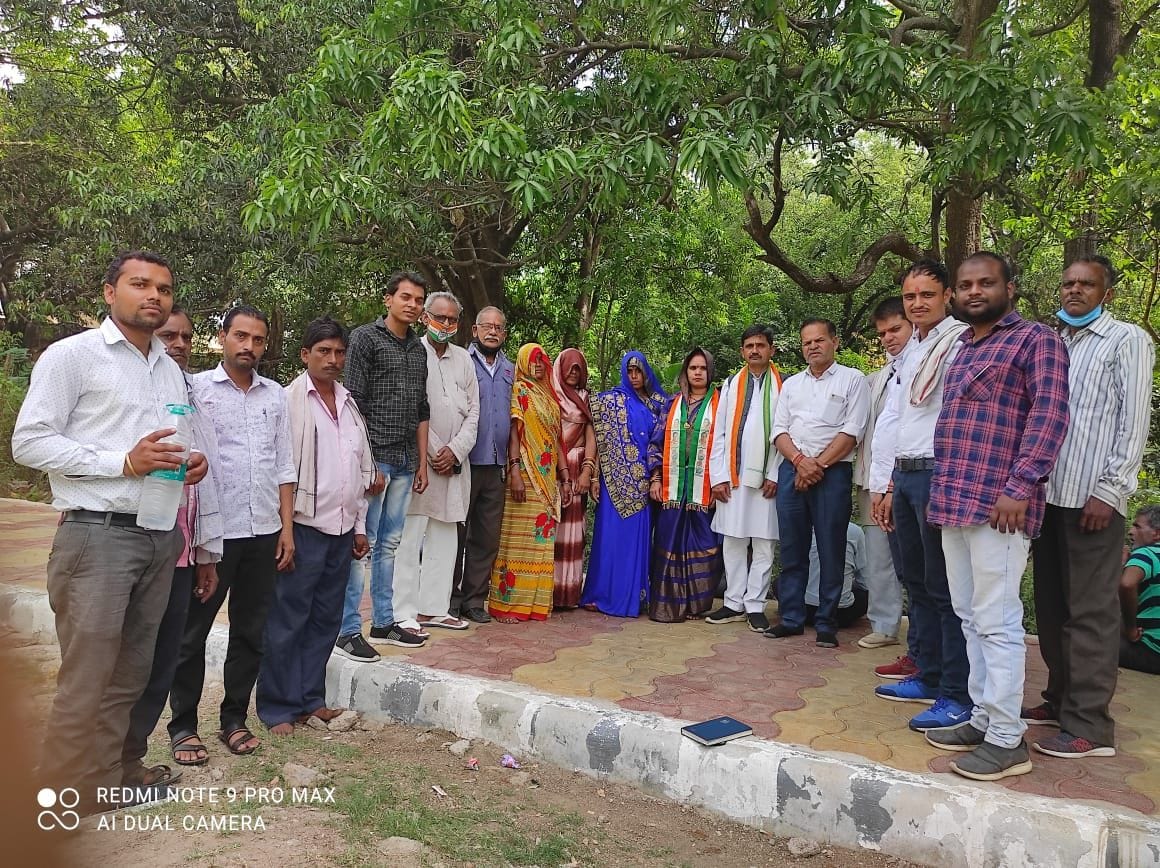 कचहरी चौराहे की फुटपाथ पर खड़े कांग्रेसी