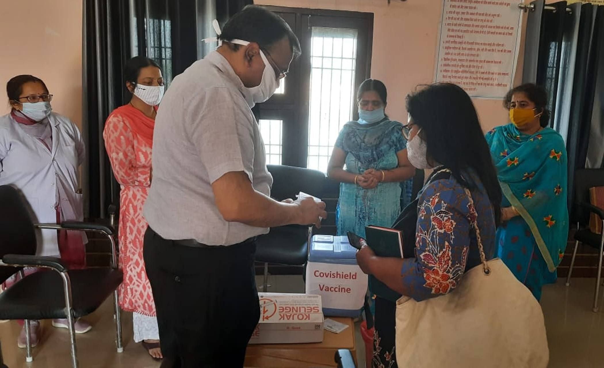 कोरोना टीकाकरण केंद्रों का निरीक्षण करती स्वास्थ्य विभाग की निदेशक। कोरोना टीकाकरण केंद्रों का निरीक्षण करती स्वास्थ्य विभाग की निदेशक।