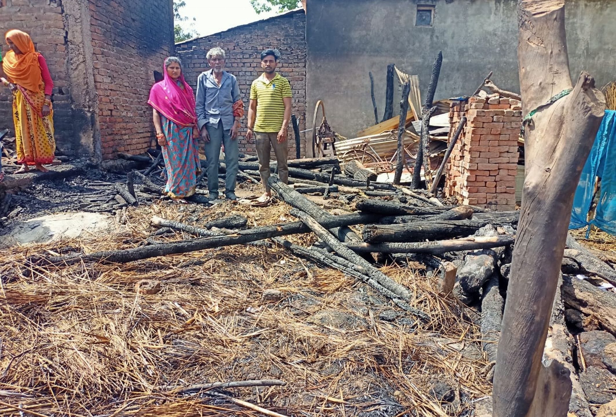 सितारगंज गोठा गांव में आग से राख झोपड़ी दिखाता परिवार। सितारगंज गोठा गांव में आग से राख झोपड़ी दिखाता परिवार।