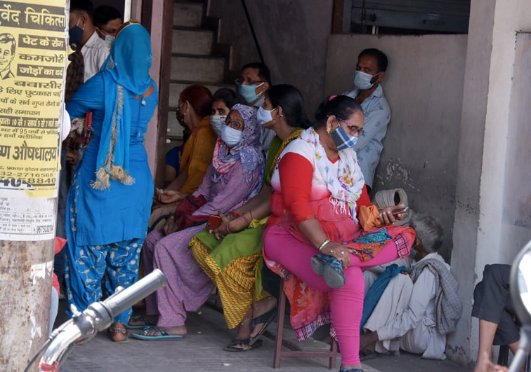 बाजोरिया रोड़ स्थित नर्सिंग हॉम पर सोशल डिस्टेंश को भूल लगी भीड़ बाजोरिया रोड़ स्थित नर्सिंग हॉम पर सोशल डिस्टेंश को भूल लगी भीड़