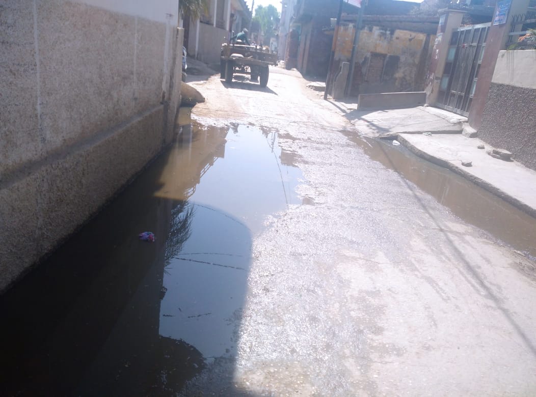 गांव बेहड़ा खुर्द में सीसी सड़क पर भरा नालियों का पानी गांव बेहड़ा खुर्द में सीसी सड़क पर भरा नालियों का पानी