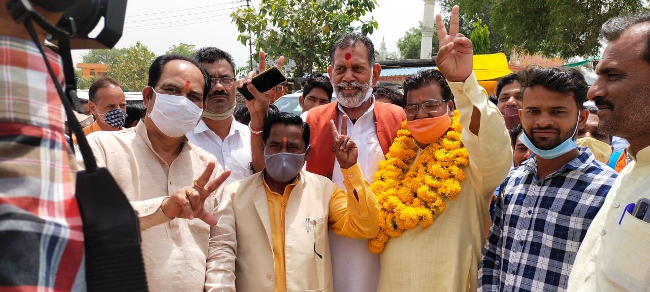 पूर्व जिलाध्यक्ष का नामांकन कराने के दौरान जीत का साइन दिखाते राज्यमंत्री मनोहरलाल व सदर विधायक
