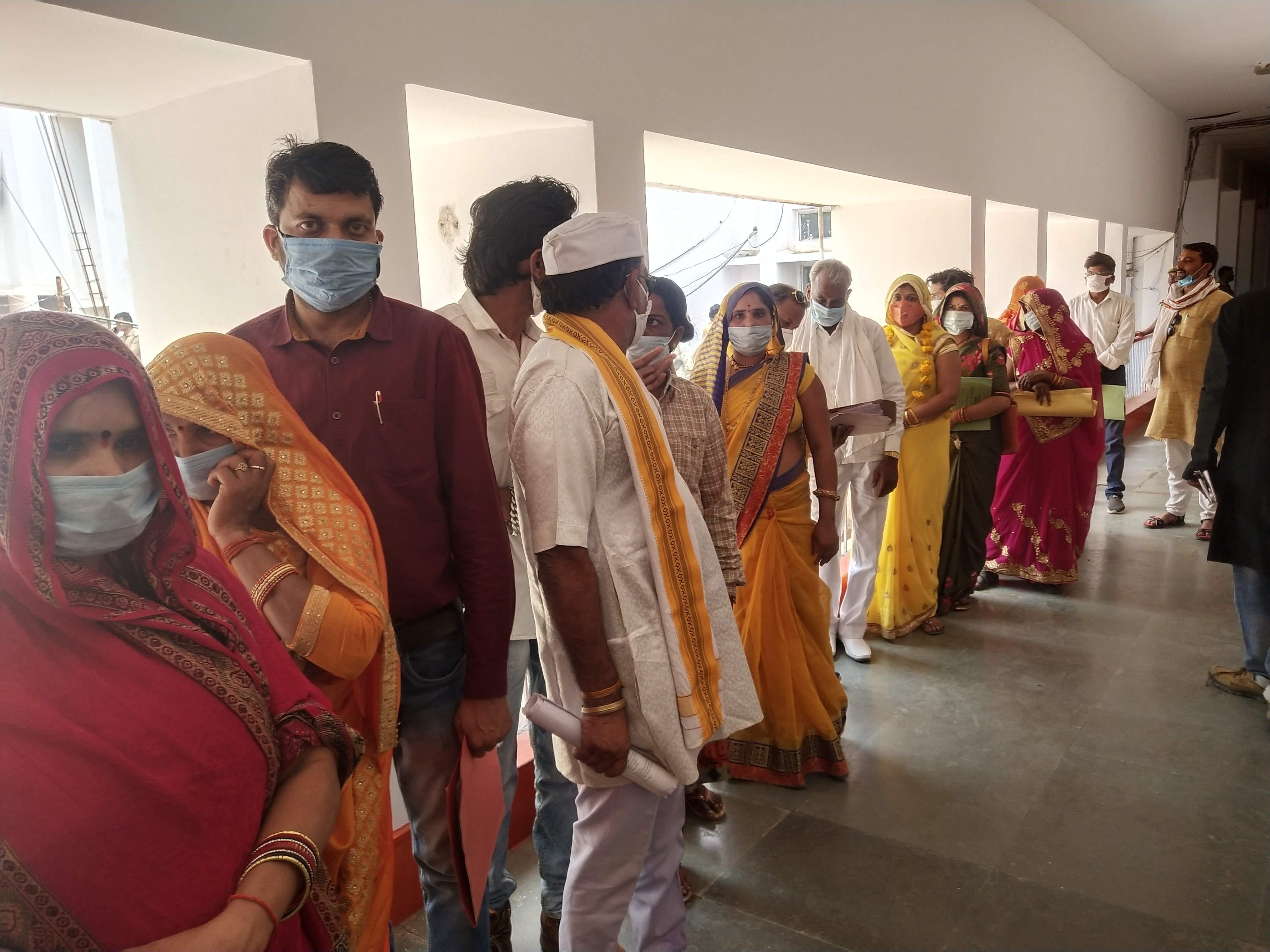 कलेक्ट्रेट में नामांकन फार्म जमा करने के लिए लाइन में खड़े क्षेत्र पंचायत सदस्य।