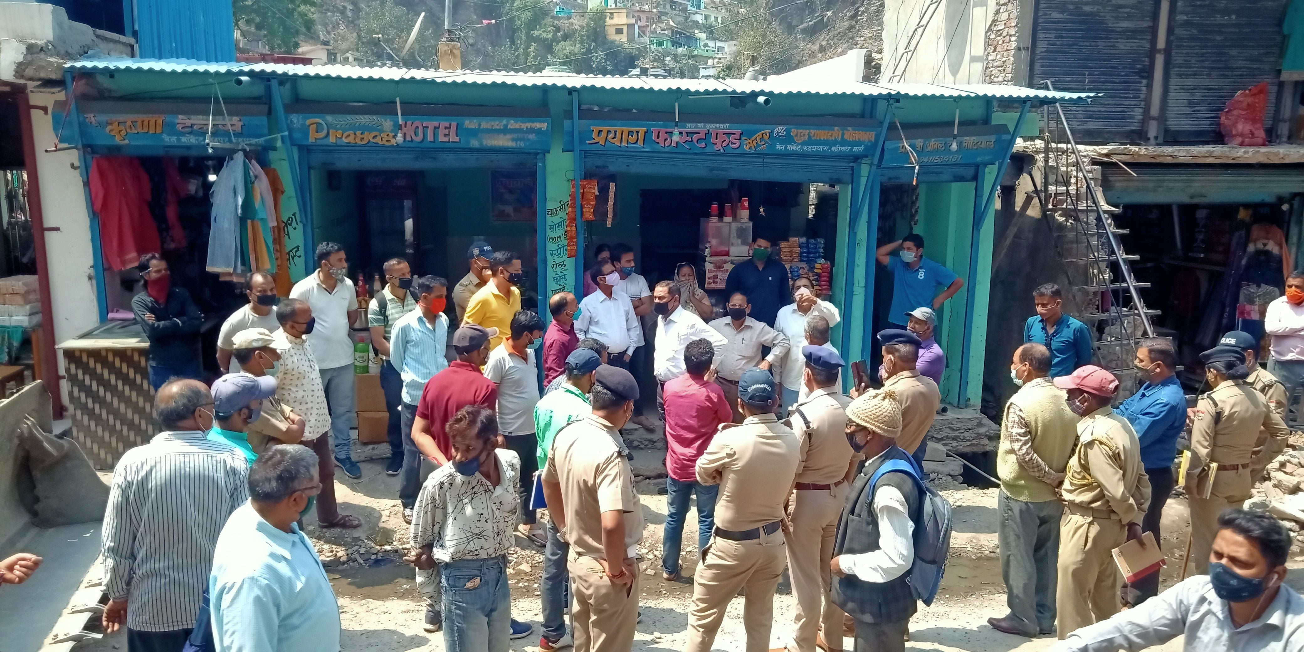 ऑलवेदर रोड परियोजना के तहत रुद्रप्रयाग में बदरीनाथ हाईवे के चौड़ीकरण में नियमों के विरूद्घ मकान ऑलवेदर रोड परियोजना के तहत रुद्रप्रयाग में बदरीनाथ हाईवे के चौड़ीकरण में नियमों के विरूद्घ मकान