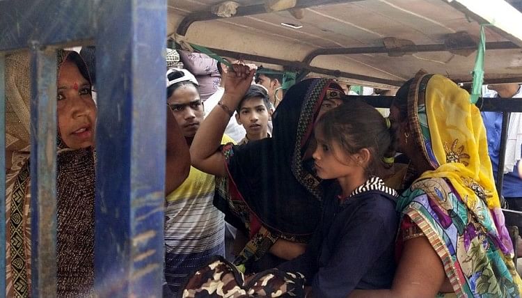 ई-रिक्शा में बैठीं महिलाएं।