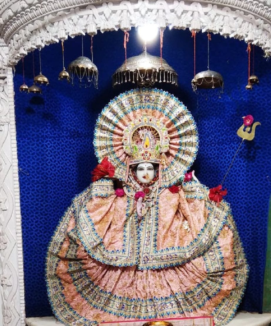 मंडी चौक स्थित दुर्गा मंदिर स्थापित मां दुर्गा की मूर्ति । मंडी चौक स्थित दुर्गा मंदिर स्थापित मां दुर्गा की मूर्ति ।