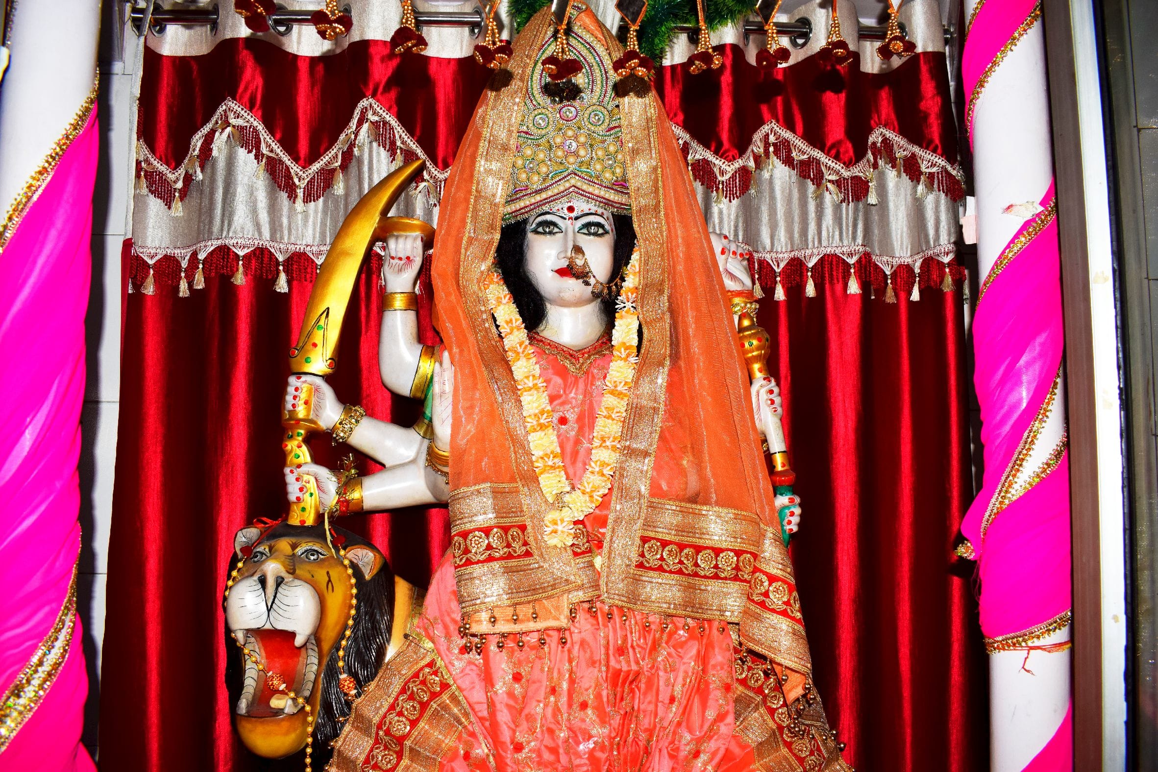 कृष्णानगर मंदिर में स्थापित मां दुर्गा की मूर्ति । कृष्णानगर मंदिर में स्थापित मां दुर्गा की मूर्ति ।