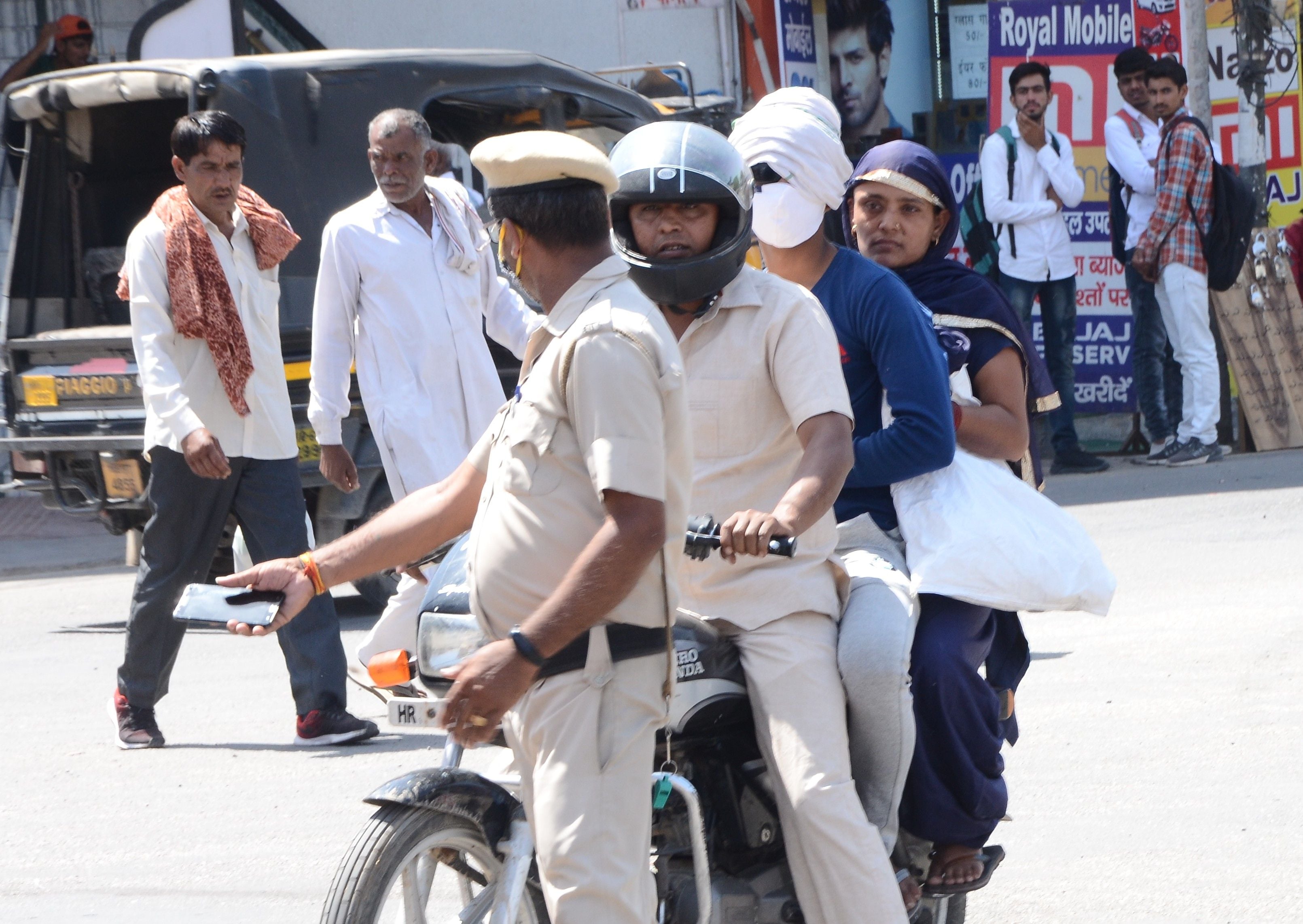 हांसी गेट पर सुबह 09:50 बजे बाइक पर सवार तीन लोगों को रोकते हुए होमगार्ड। संवाद हांसी गेट पर सुबह 09:50 बजे बाइक पर सवार तीन लोगों को रोकते हुए होमगार्ड। संवाद