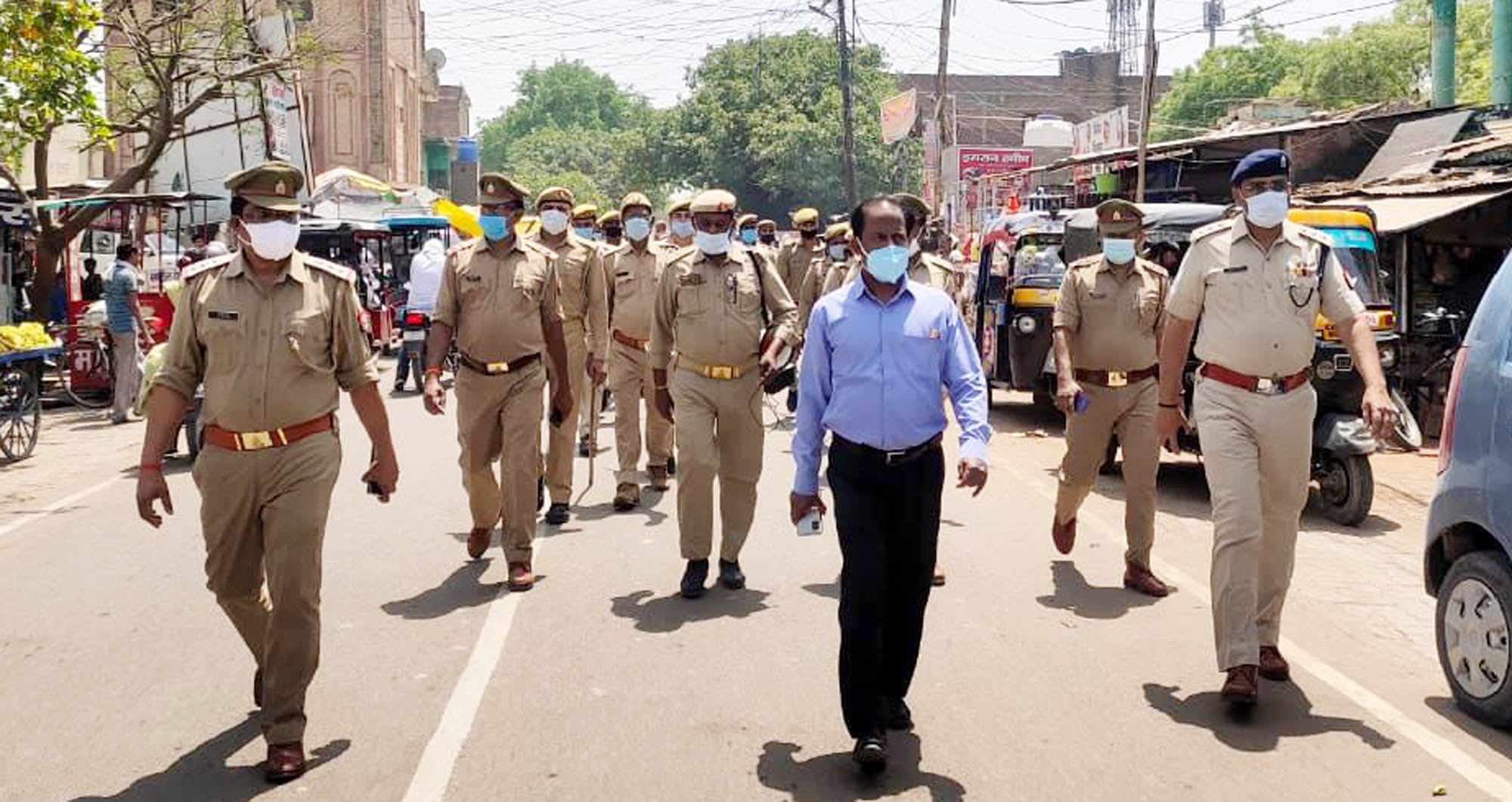 मौदहा कस्बे में पुलिस बल के साथ पैदल मार्च करते एसडीएम राजेश कुमार चौरसिया व सीओ। संवाद