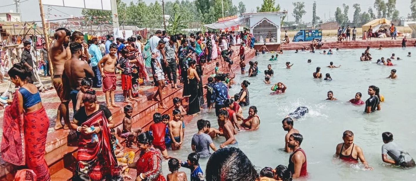 दिनेशपुर के श्री हरि मंदिर स्थित कामना सागर में डुबकी लगाते श्रद्धालु। दिनेशपुर के श्री हरि मंदिर स्थित कामना सागर में डुबकी लगाते श्रद्धालु।