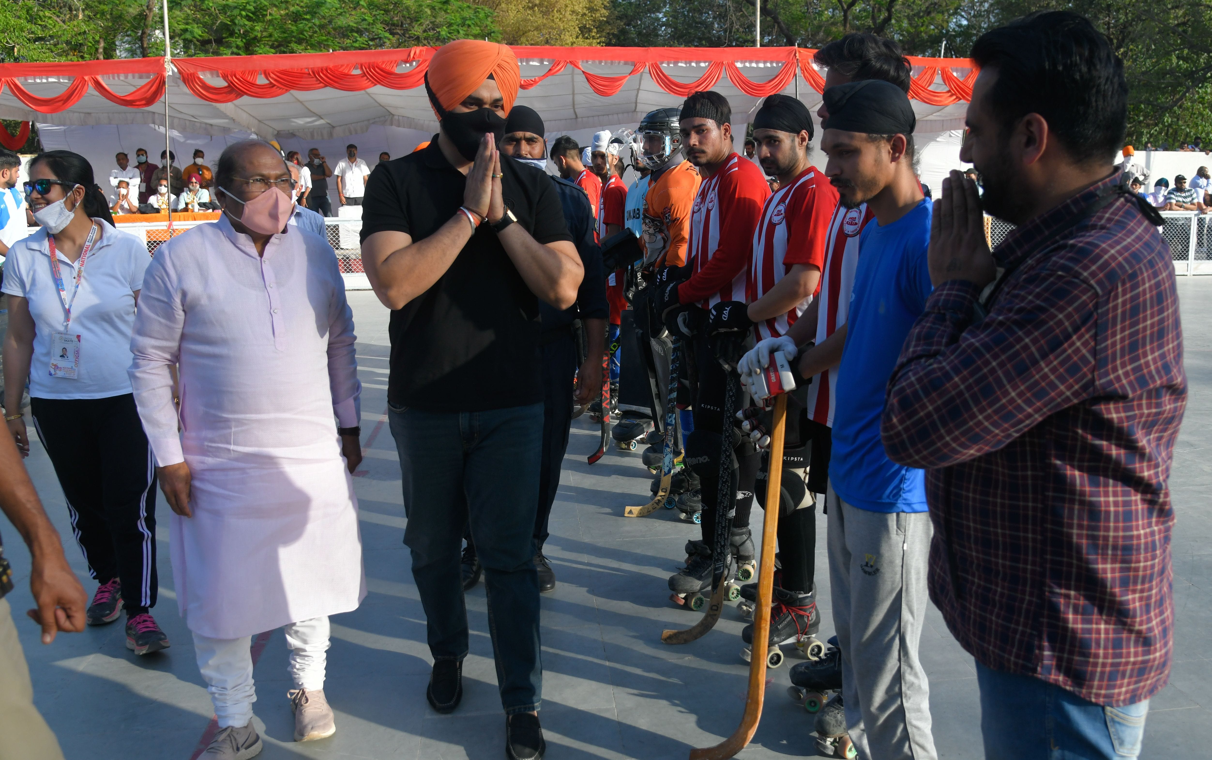 पंजाब-हरियाणा की टीम से मिलते राज्य खेल मंत्री संदीप सिंह।