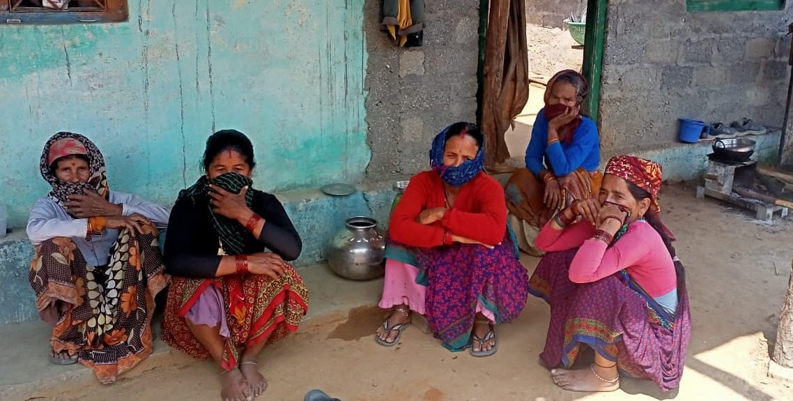एक ही परिवार के तीन सदस्यों की मौत के बाद गमगीन बैठी महिलाएं। एक ही परिवार के तीन सदस्यों की मौत के बाद गमगीन बैठी महिलाएं।