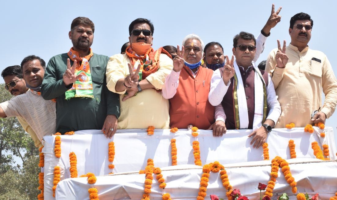 रुद्रपुर में स्वागत रैली में वाहन में सवार होकर जनता का अभिनंदन करते प्रदेशाध्यक्ष कौशिक, विधाय? रुद्रपुर में स्वागत रैली में वाहन में सवार होकर जनता का अभिनंदन करते प्रदेशाध्यक्ष कौशिक, विधाय?