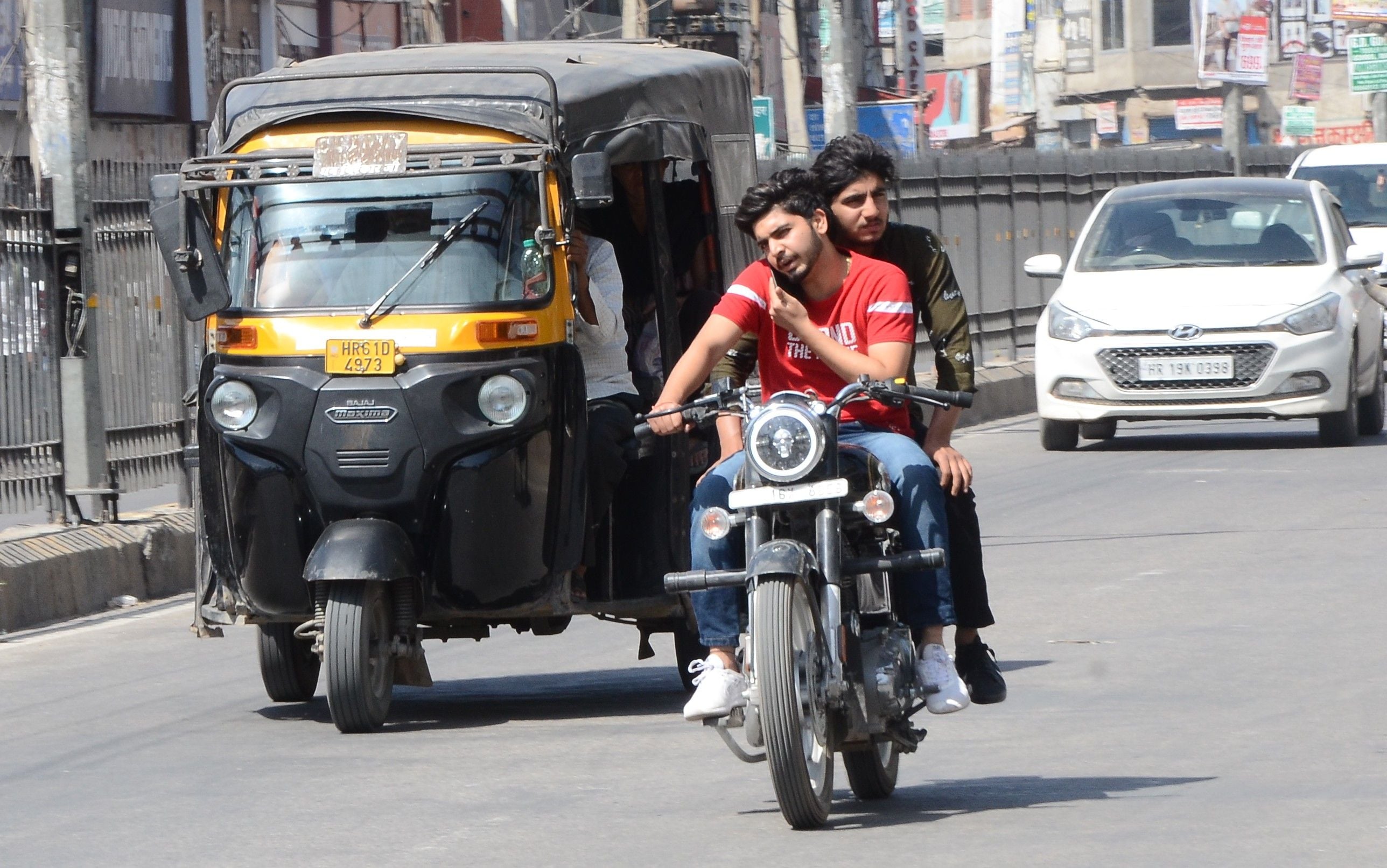 सरकुलर रोड पर समय सुबह 10: 10 बजे नियमों को ताक पर फोन सुनते हुए अपने गंतव्य को जाते हुए बाइक सवार युवा सरकुलर रोड पर समय सुबह 10: 10 बजे नियमों को ताक पर फोन सुनते हुए अपने गंतव्य को जाते हुए बाइक सवार युवा