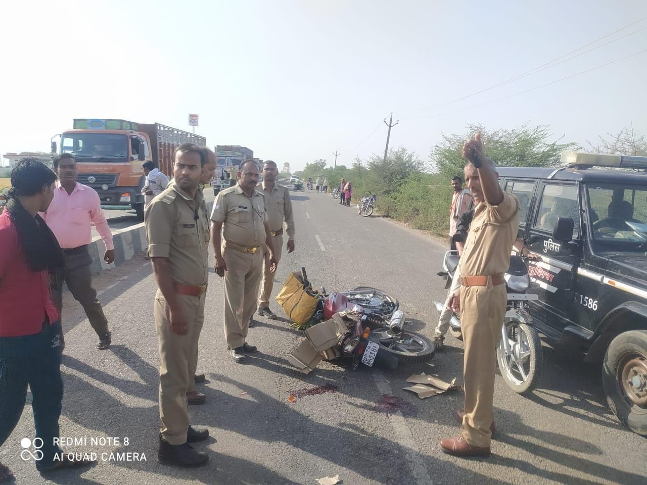 घटनास्थल पर क्षतिग्रस्त पड़ी बाइक मौजूद पुलिस घटनास्थल पर क्षतिग्रस्त पड़ी बाइक मौजूद पुलिस