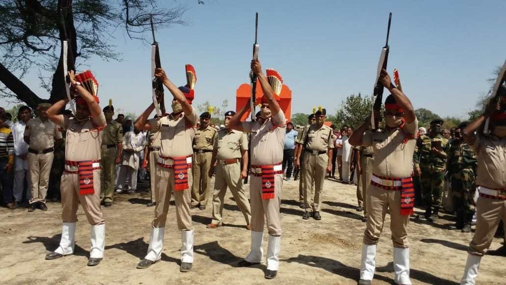  सलामी देती हरियाणा पुलिस की टुकड़ी। अमर उजाला