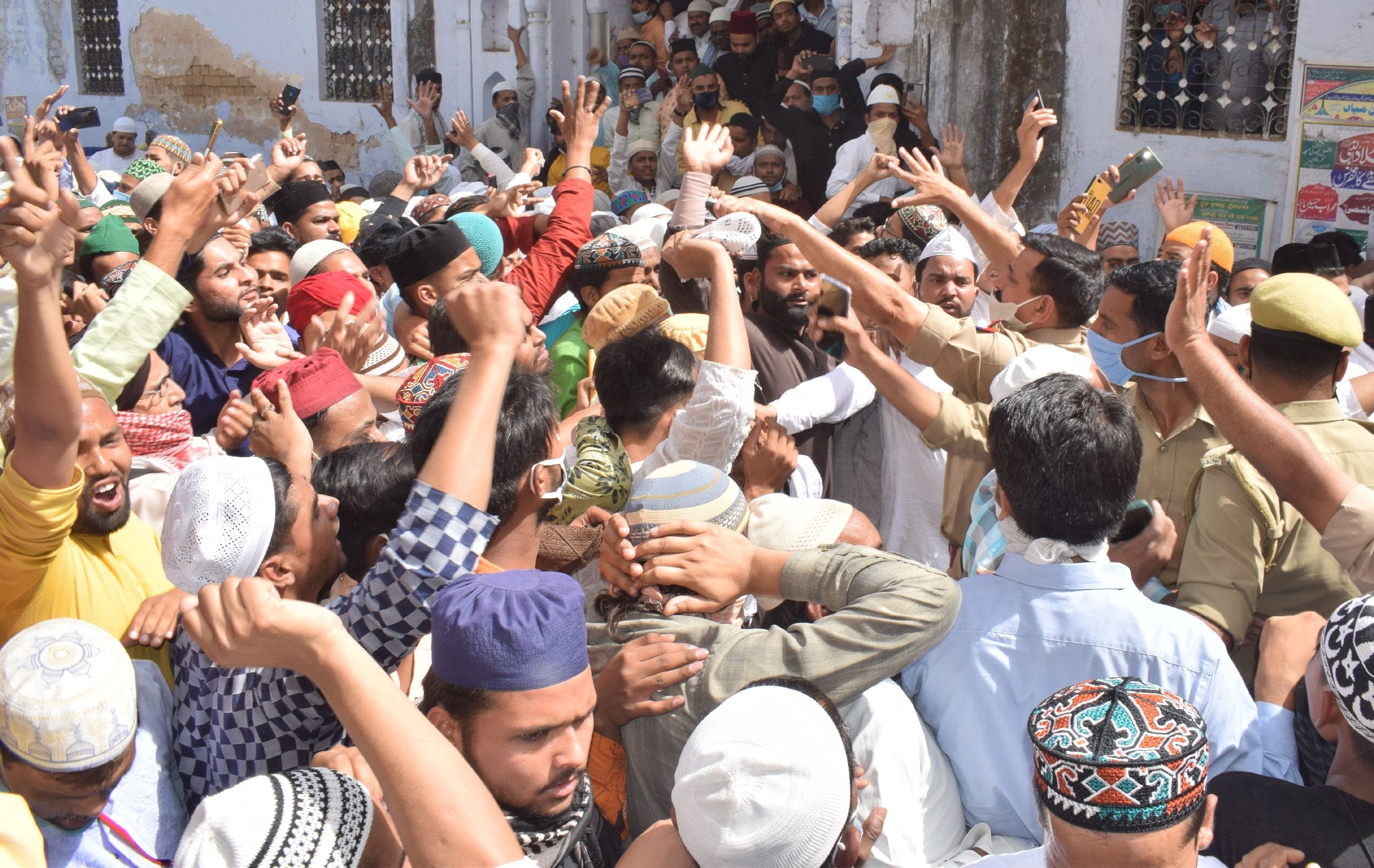 शाहजहांपुर में जुलूस निकालते मुस्लिम समाज के लोगों को आगे बढ़ने से रोकती पुलिस। संवाद शाहजहांपुर में जुलूस निकालते मुस्लिम समाज के लोगों को आगे बढ़ने से रोकती पुलिस। संवाद
