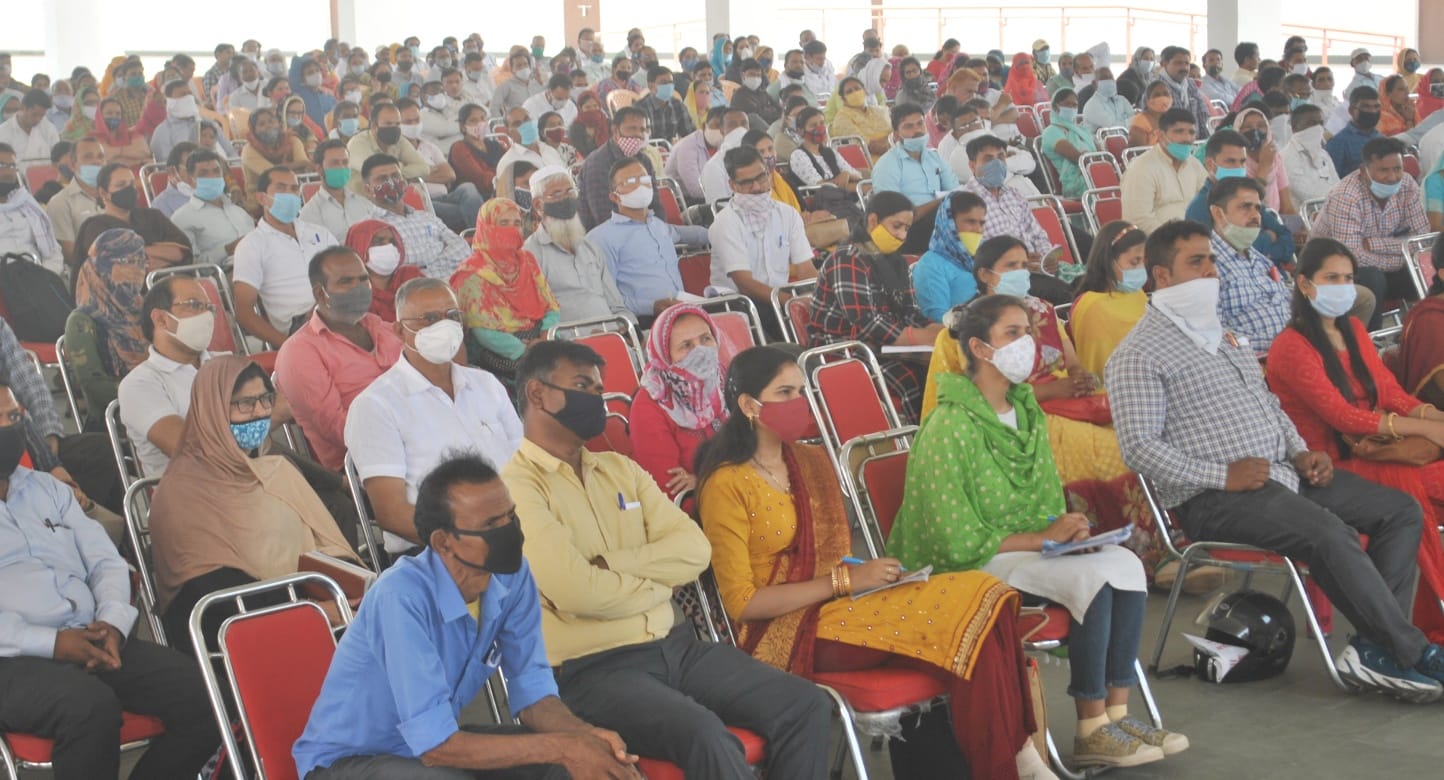 शामली नवोदय विद्यालय में प्रशिक्षण लेते मतदान कर्मी शामली नवोदय विद्यालय में प्रशिक्षण लेते मतदान कर्मी