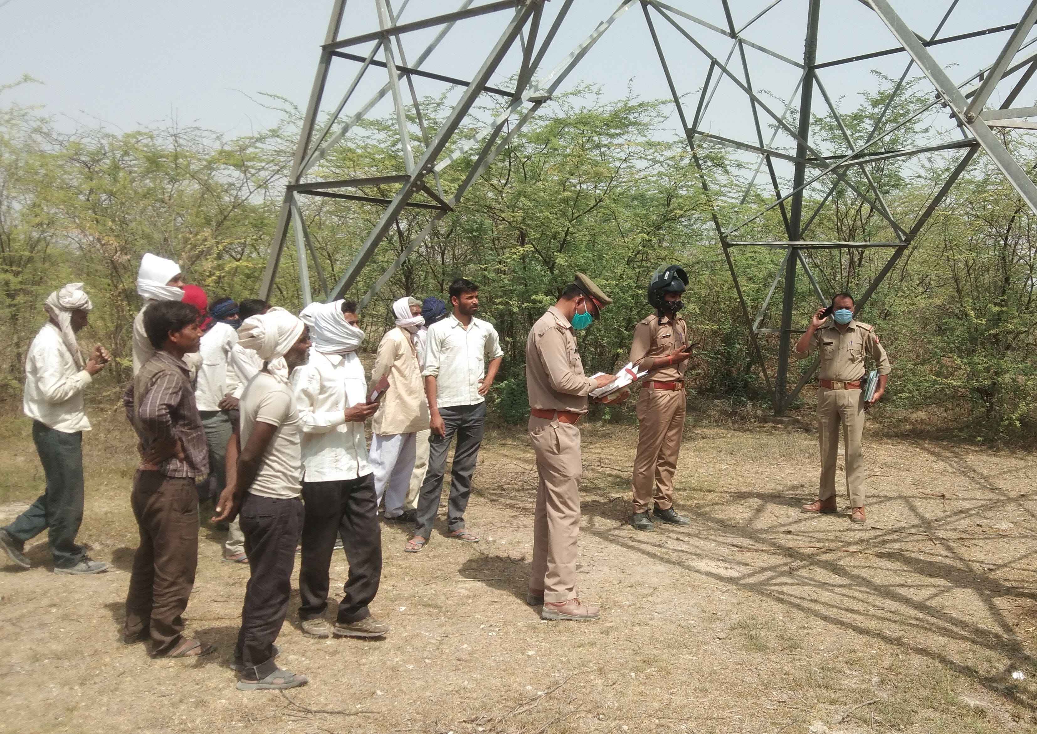 घटना स्थल पर जांच करती पुलिस। घटना स्थल पर जांच करती पुलिस।