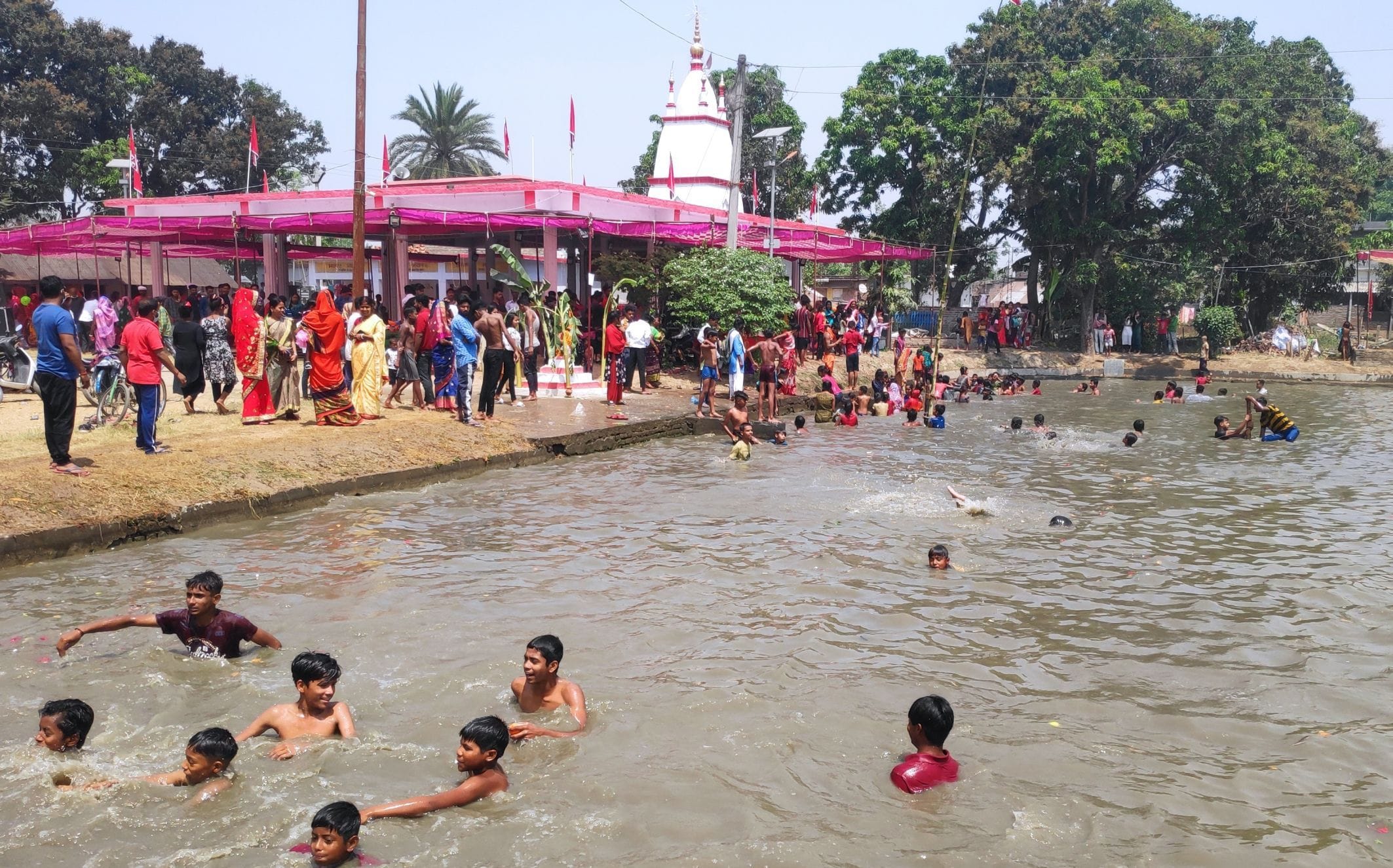 शक्तिफार्म में वारूणी पर्व पर स्नान करते श्रद्धालु। शक्तिफार्म में वारूणी पर्व पर स्नान करते श्रद्धालु।