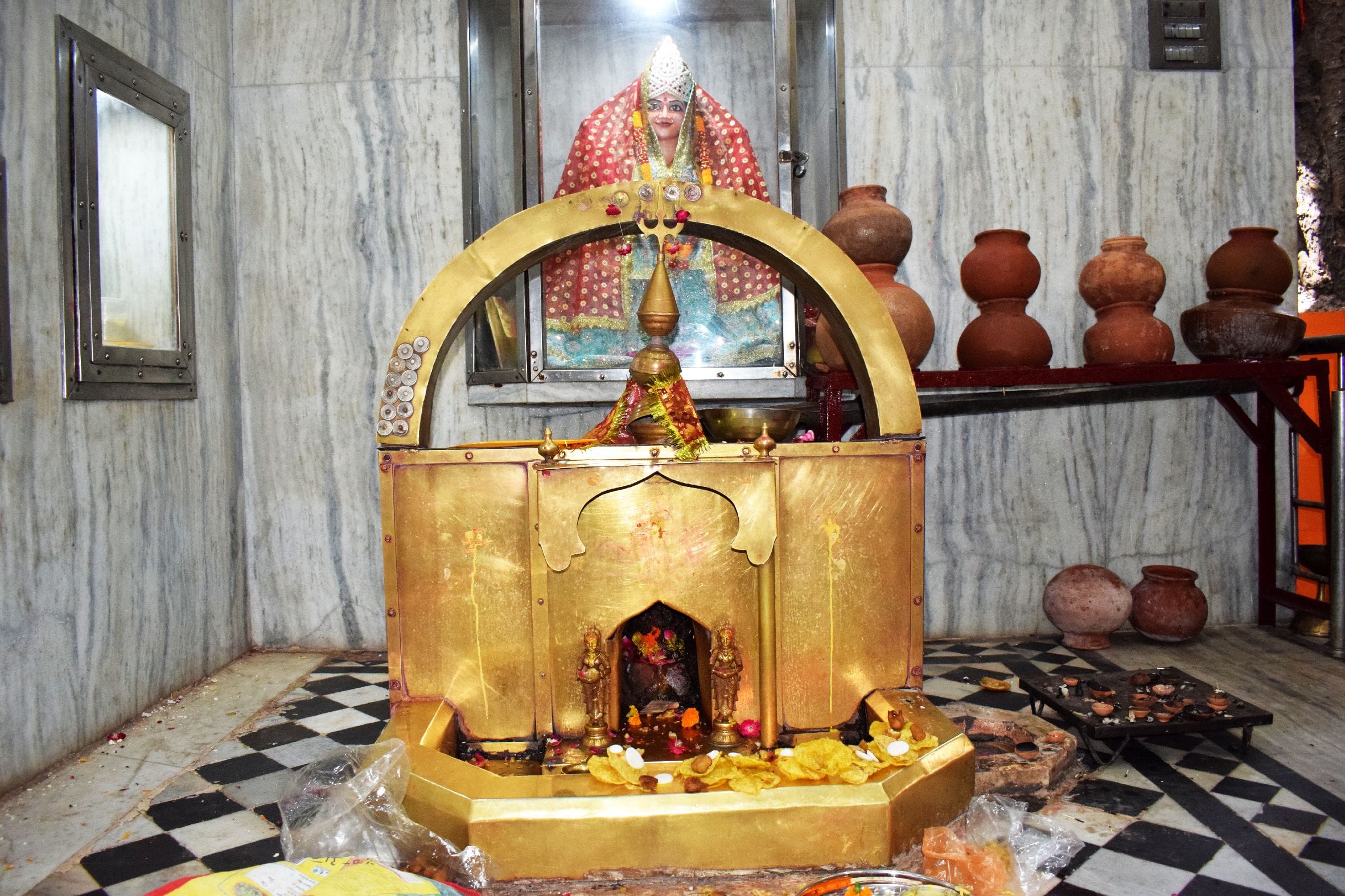 चौक में स्थापित मां फूलमती माता का मंदिर । संवाद चौक में स्थापित मां फूलमती माता का मंदिर । संवाद