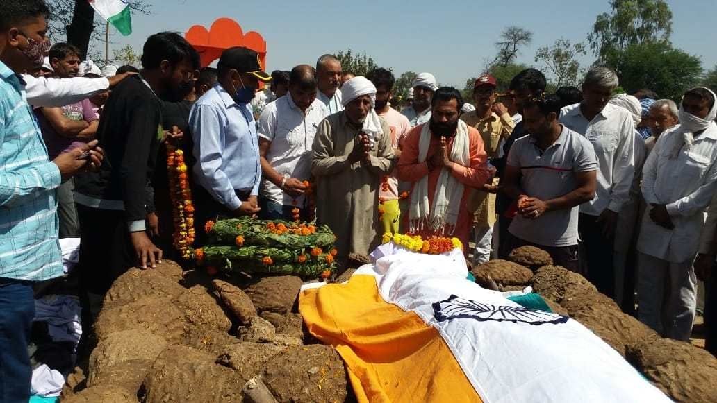  दलबीर सिंह को श्रद्धांजलि देते महंत मुकेश गिरी और ग्रामीण। संवाद