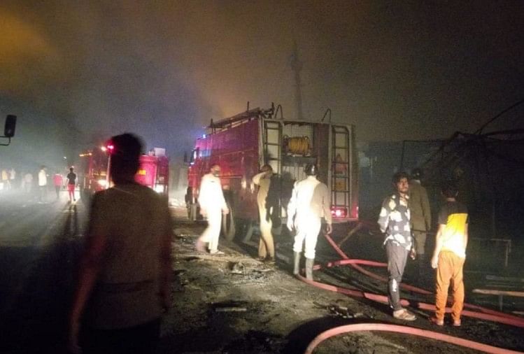 Delhi News :eight People Rescued From The Fire In A Furniture Market In  Shastri Park - दिल्ली : शास्त्री पार्क के फर्नीचर मार्केट में लगी आग से आठ  लोगों को बचाया गया -