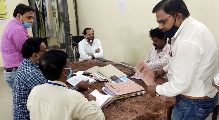 चुनाव जीतकर भी शपथ नहीं ले पाएंगे 27 प्रधान त्रिस्तरीय पंचायत चुनाव के रिकार्ड का मिलान करवाते आरओ शिवमोहन सिंह, मौजूद बीडीओ मनोज कुमार चतु?