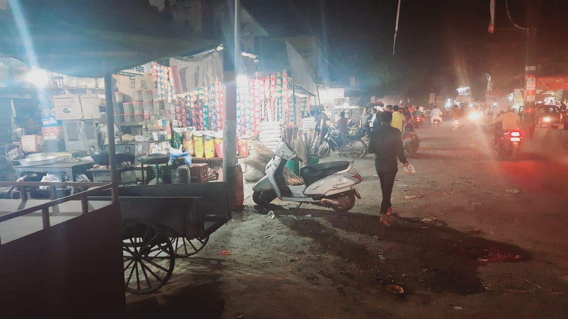 रात 8 .50 बजे, अलमासपुर चौक का खुला बाजार। रात 8 .50 बजे, अलमासपुर चौक का खुला बाजार।