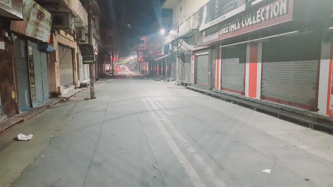 रात 8.55 बजे, नई मंडी गोशाला रोड पर पसरा सन्नाटा। रात 8.55 बजे, नई मंडी गोशाला रोड पर पसरा सन्नाटा।