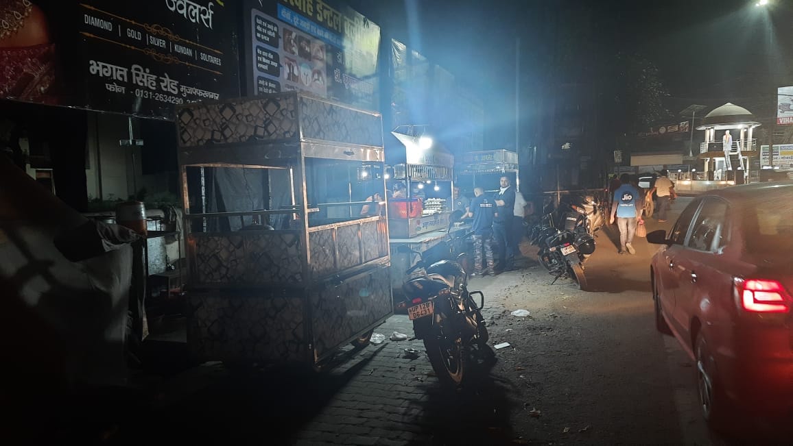 रात 9.10 बजे, शहर सोल्जर्स बोर्ड के सामने रही आवाजाही। रात 9.10 बजे, शहर सोल्जर्स बोर्ड के सामने रही आवाजाही।