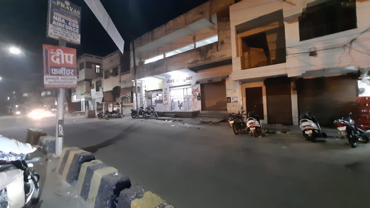 रात 9.15 बजे, शहर में महावीर चौक के पास खुली शराब की दुकान। रात 9.15 बजे, शहर में महावीर चौक के पास खुली शराब की दुकान।