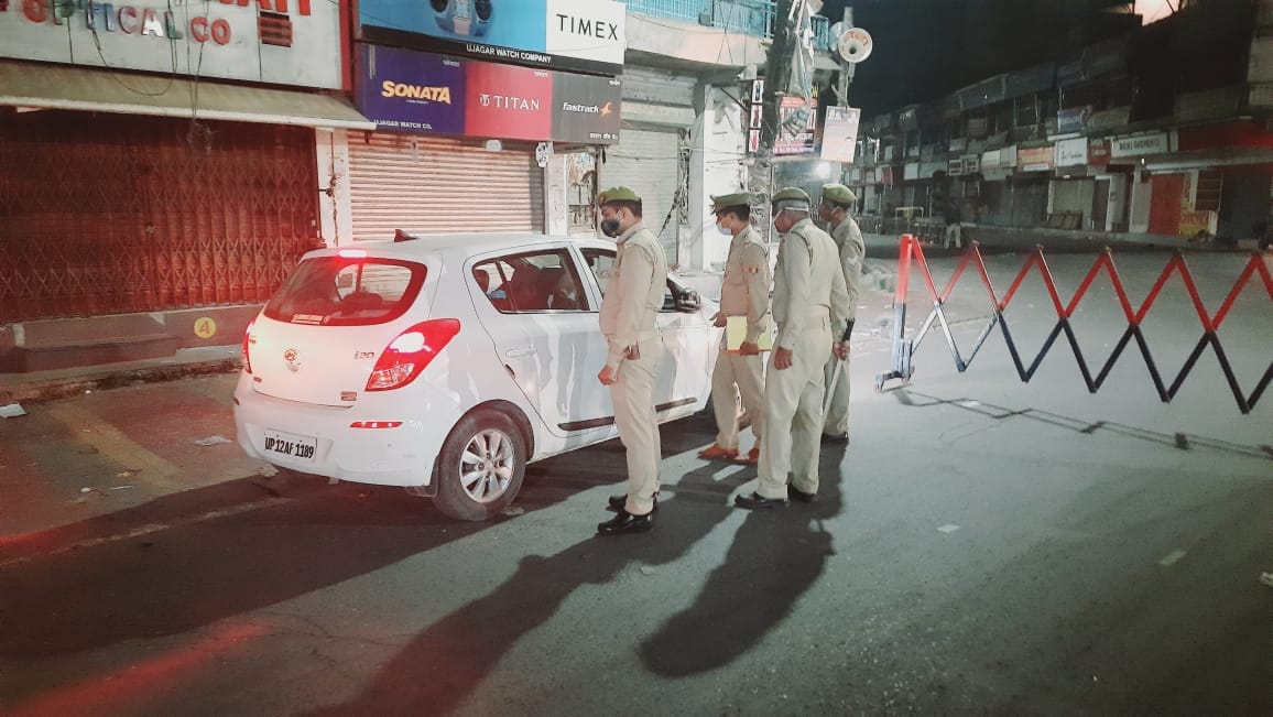रात 9.30 बजे, शिव चौक पर कार चालक को वापस भेजते पुलिस कर्मी। रात 9.30 बजे, शिव चौक पर कार चालक को वापस भेजते पुलिस कर्मी।