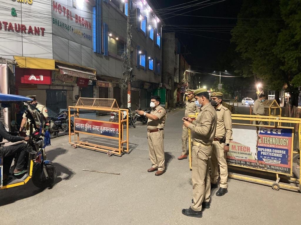 रात 9.30 बजे, शहर के प्रकाश चौक पर चैकिंग करते सिविल लाइन इंस्पेक्टर उम्मेद यादव। रात 9.30 बजे, शहर के प्रकाश चौक पर चैकिंग करते सिविल लाइन इंस्पेक्टर उम्मेद यादव।