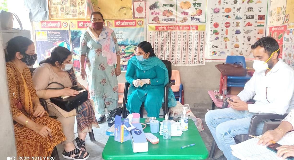 कोरोना टीकाकरण अभियान का निरीक्षण करती पंचकूला से आई टीम।
