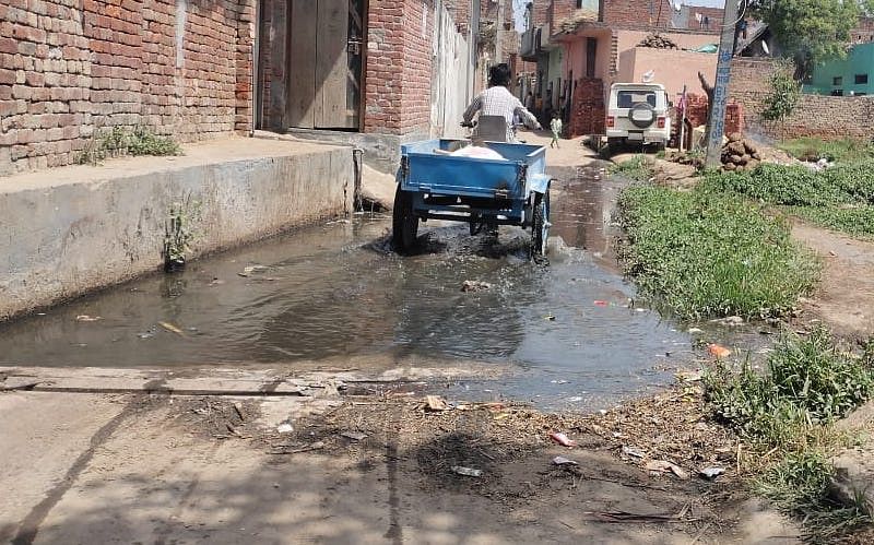 बाबरी रायपुर गांव में सड़क पर भरा पानी।