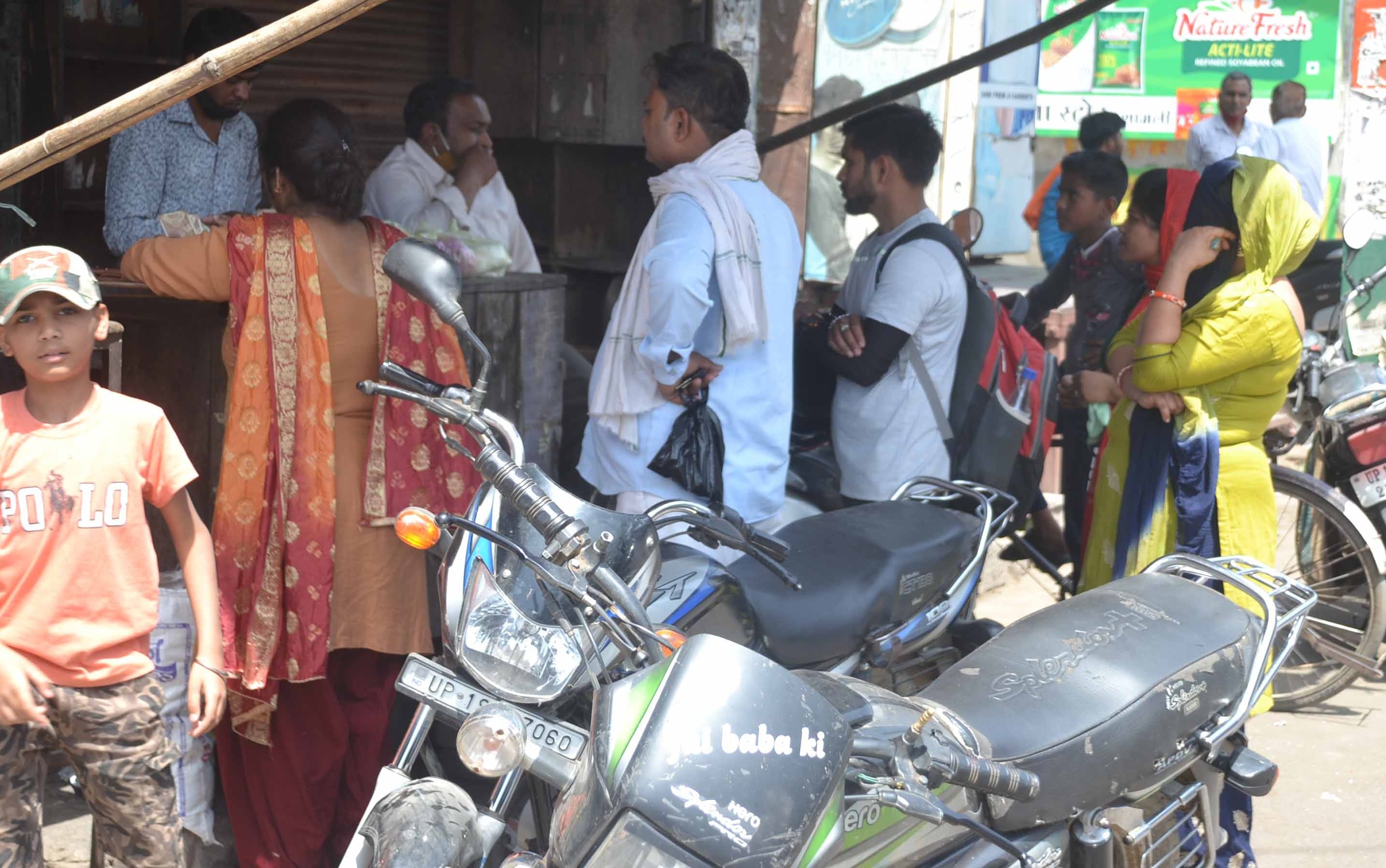 ामली में साप्ताहिक बंदी के बाद भी दुकानो पर लगी भीड ामली में साप्ताहिक बंदी के बाद भी दुकानो पर लगी भीड