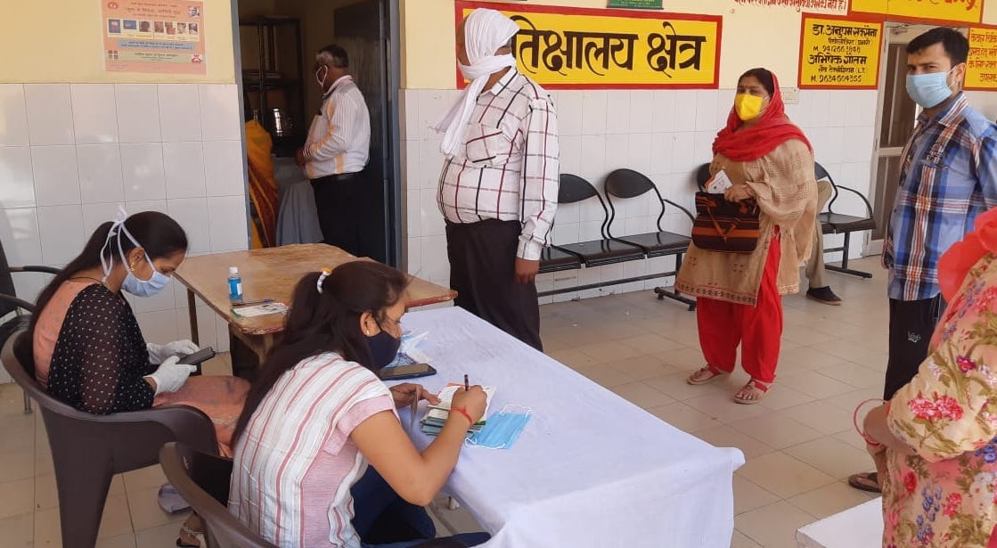 शामली सीएचसी में टीका लगवाने से पूर्व रजिस्ट्रेशन करवाते लोग शामली सीएचसी में टीका लगवाने से पूर्व रजिस्ट्रेशन करवाते लोग