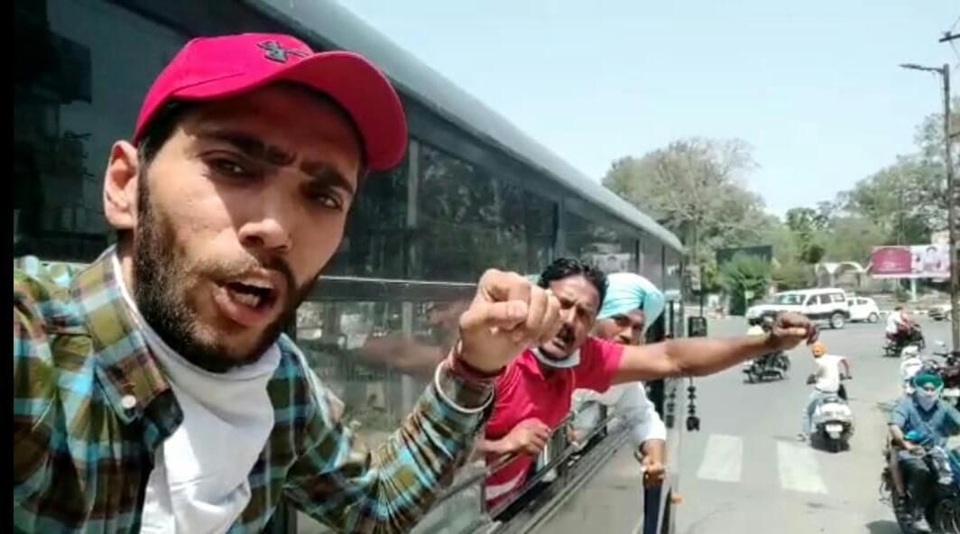 रविवार को पटियाला में मोती महल घेरने जा रहे बेरोजगार अध्यापकों को गिरफ्तार करके बस में ले जाती पु रविवार को पटियाला में मोती महल घेरने जा रहे बेरोजगार अध्यापकों को गिरफ्तार करके बस में ले जाती पु
