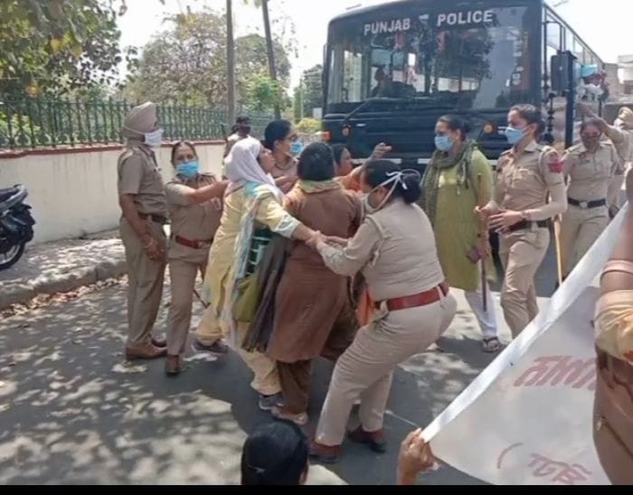 रविवार को पटियाला में मोती महल के घेराव को जा रहे बेरोजगार अध्यापकों में शामिल महिलाओं को गिरफ्त? रविवार को पटियाला में मोती महल के घेराव को जा रहे बेरोजगार अध्यापकों में शामिल महिलाओं को गिरफ्त?