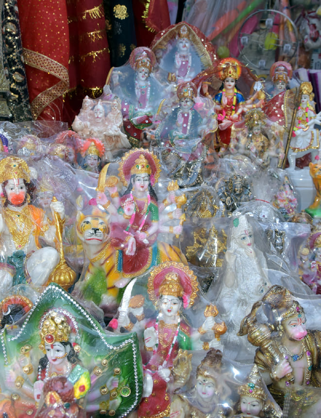 खलासी लाइन में नवरात्रि पर दुकान पा सजी माता की मूर्ति