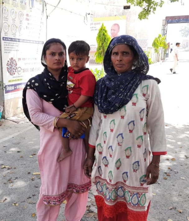 रतनपुरी थाने में तहरीर देने के लिए अपनी मां और बेटे के साथ पहुंची फरमानी नाज।