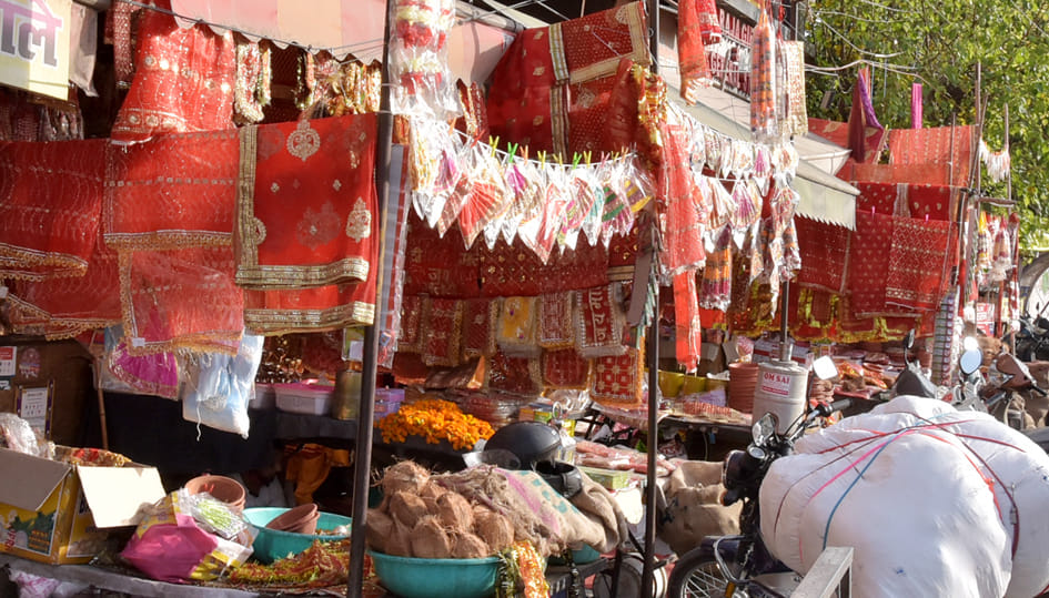दिल्ली रोड़ पर नवरात्रि पर दुकानो पर सजा नव रात्रि का सामान