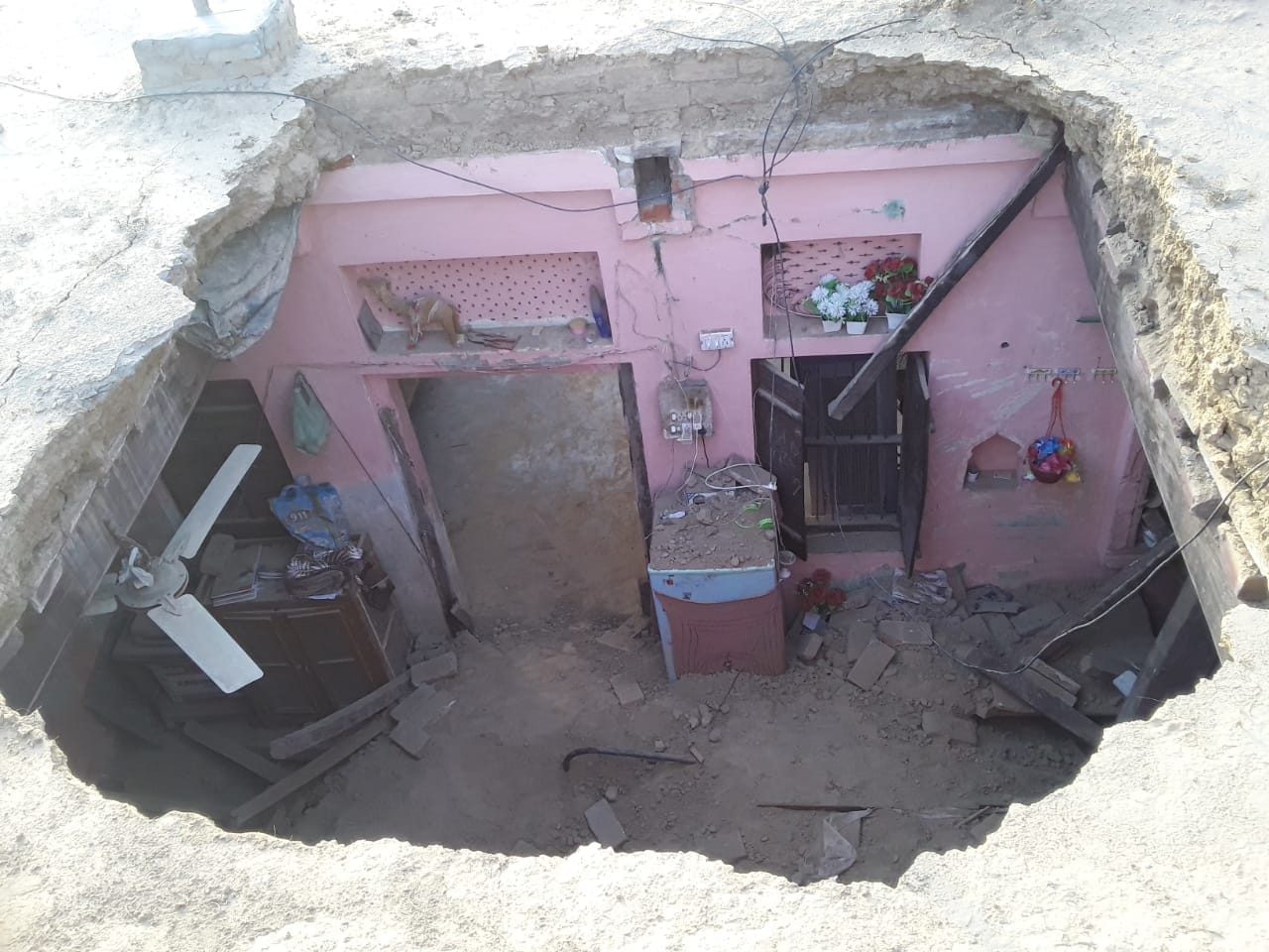 गांव मीरपुर में कच्चे घर की छत गिर गई। गांव मीरपुर में कच्चे घर की छत गिर गई।
