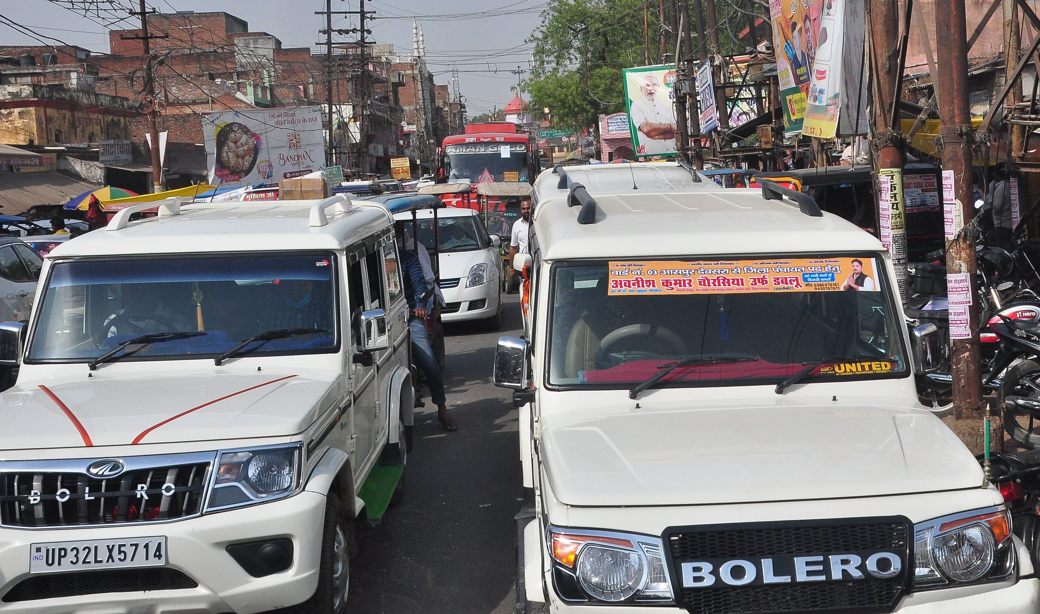 जिला पंचायत सदस्य प्रत्याशियों के चुनाव निशान मिलने के दौरान सदर तहसील के सामने राजमार्ग पर लगा ? जिला पंचायत सदस्य प्रत्याशियों के चुनाव निशान मिलने के दौरान सदर तहसील के सामने राजमार्ग पर लगा ?
