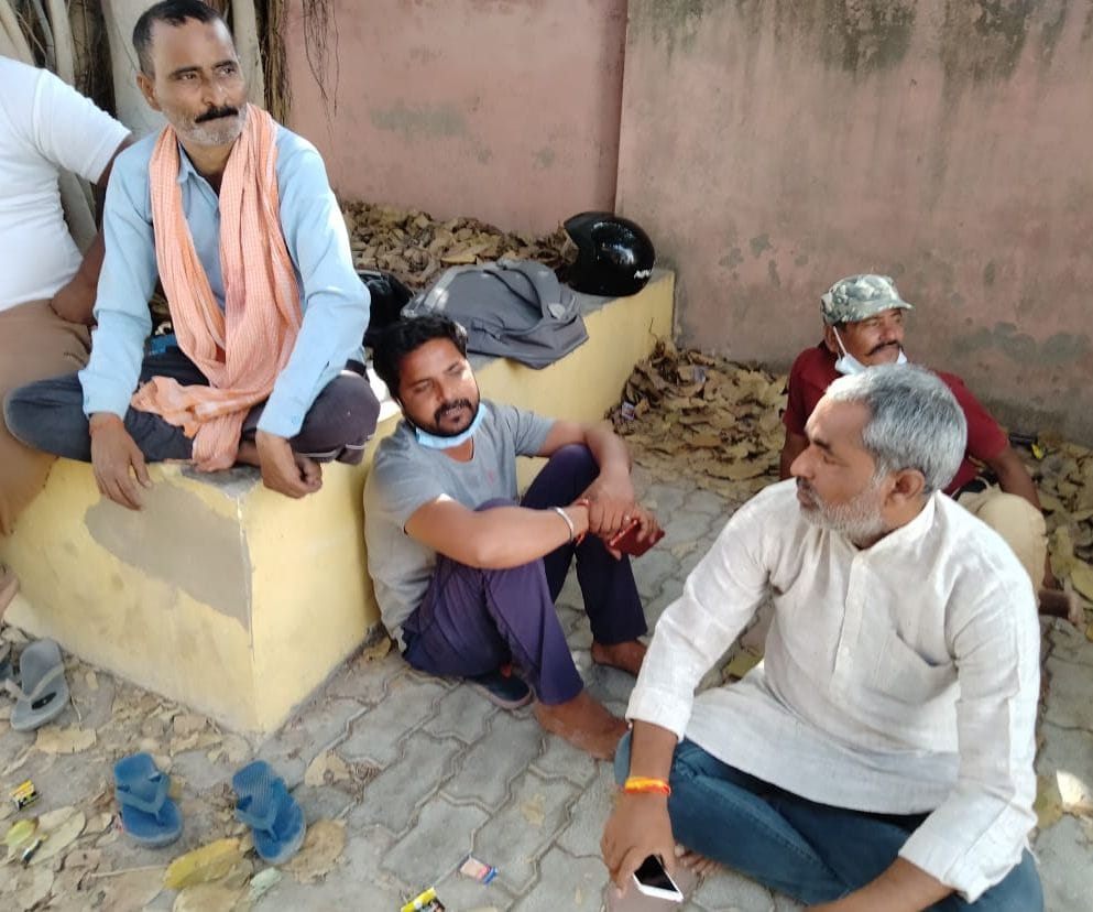 उन्नाव : पूर्व सैनिक की मौत के बाद पोस्टमार्टम हाउस में मौजूद मृतक गिरजेश के परिजन। उन्नाव : पूर्व सैनिक की मौत के बाद पोस्टमार्टम हाउस में मौजूद मृतक गिरजेश के परिजन।