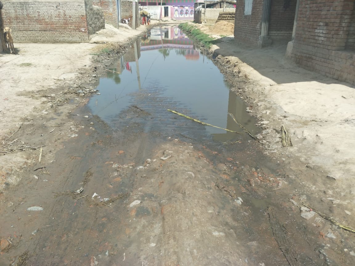 शाहपुर गांव के मुख्य रास्ते परे भरा गंदा पानी शाहपुर गांव के मुख्य रास्ते परे भरा गंदा पानी
